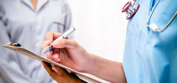 Il medico prescrive un trattamento per il mal di schiena