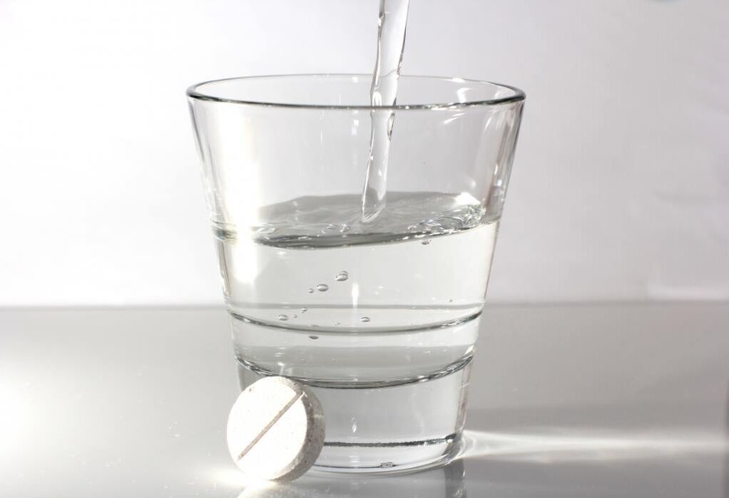 Acqua e una pillola per curare l'osteocondrosi