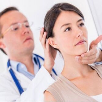 Un neurologo esamina un paziente con dolore al collo