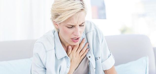 Con la pleurite, le malattie cardiache e la nevralgia intercostale, il dolore sotto la scapola sinistra può essere accompagnato da una grave mancanza di respiro