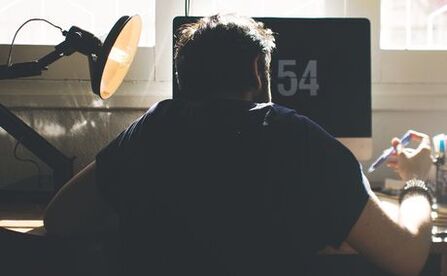 Un uomo su un computer
